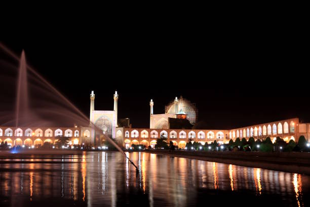 la place naqsh-e jahan et la mosquée shah la nuit, ispahan, iran - spirituality famous place isfahan dome photos et images de collection