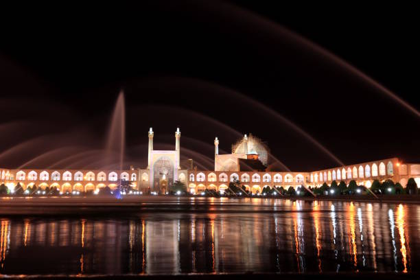 la place naqsh-e jahan et la mosquée shah la nuit, ispahan, iran - spirituality famous place isfahan dome photos et images de collection