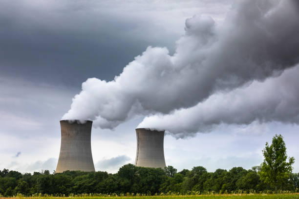 la contaminación por humo fluye de una chimenea industrial de pila de humo - nuclear power station fotografías e imágenes de stock