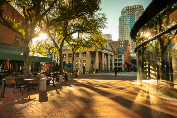 mercado de quincy ao longo da fuga da liberdade em boston eua - boston architecture downtown district city - fotografias e filmes do acervo