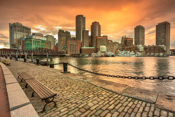 サンライズマサチューセッツ usa のボストンシティのスカイライン - boston harbor ストックフォトと画像