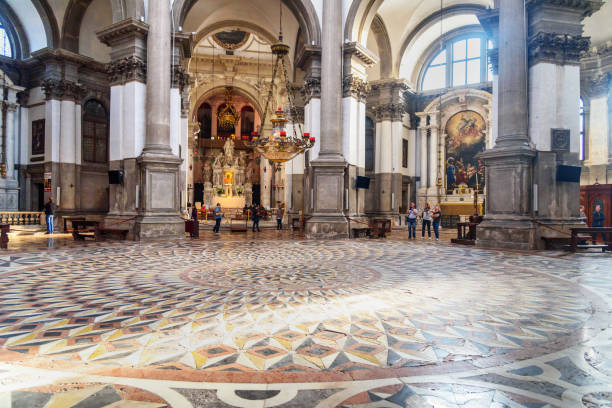 wnętrze bazyliki santa maria della salute lub bazyliki najświętszej maryi panny zdrowia w wenecji. włochy - madonna della salute zdjęcia i obrazy z banku zdjęć