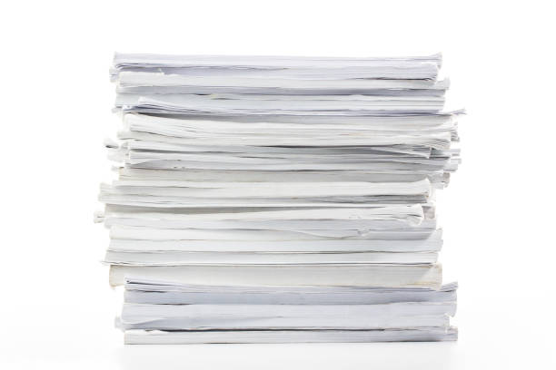 白い背景の上に孤立したペーパースタックのクローズアップ - stack paper document heap ストックフォトと画像