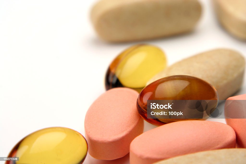 Arrangement de vitamine pilules sur fond blanc - Photo de Aliments et boissons libre de droits