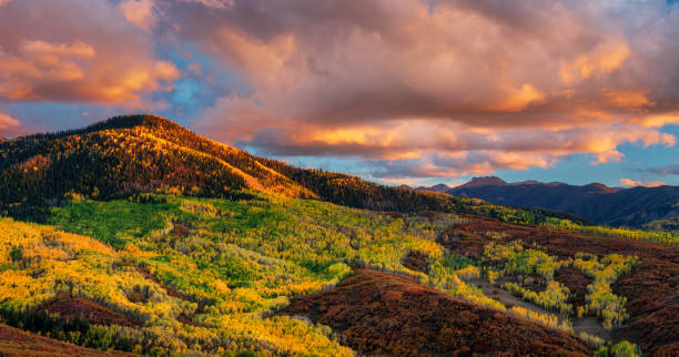 coucher de soleil d’automne aspen sur la montagne de palais de justice et cheminée rock de county road 8 surplombent - ridgeway photos et images de collection