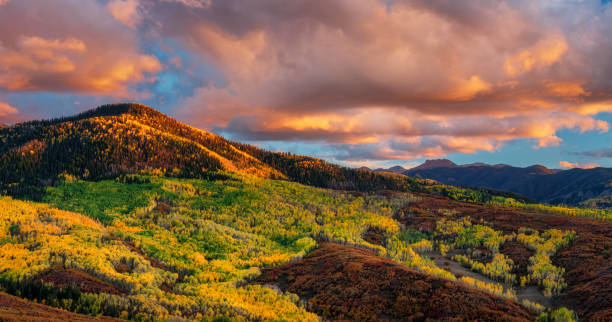 Autumn Aspen sunset on Courthouse Mountain and Chimney Rock from County Road 8 overlook Autumn Aspen on Courthouse Mountain and Chimney Rock from County Road 8 overlook ridgeway stock pictures, royalty-free photos & images