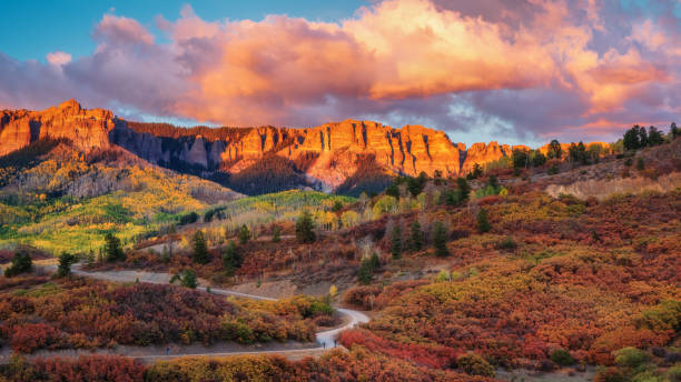 Autumn Aspen sunset on Courthouse Mountain and Chimney Rock from County Road 8 overlook Autumn Aspen on Courthouse Mountain and Chimney Rock from County Road 8 overlook ridgway stock pictures, royalty-free photos & images