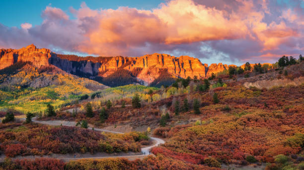 autumn aspen sunset on courthouse mountain and chimney rock from county road 8 overlook - southern rocky mountains imagens e fotografias de stock