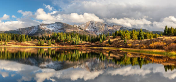 lago pequeno das molas no outono-milhão estradas do dólar-montanhas rochosas de colorado - silverton colorado - fotografias e filmes do acervo
