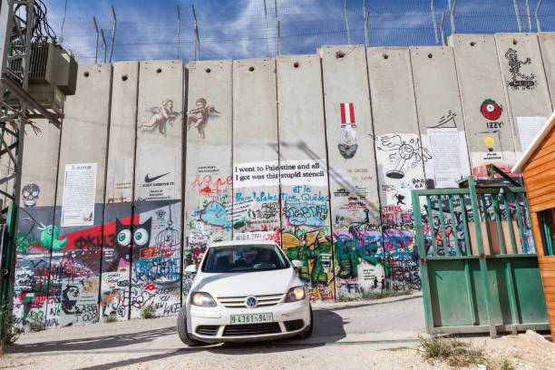 bariera lub ściana izraelskiego zachodniego brzegu - banksy zdjęcia i obrazy z banku zdjęć