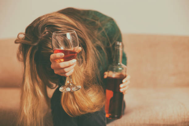 mujer deprimida bebiendo alcohol - alcohol alcoholism addiction drinking fotografías e imágenes de stock