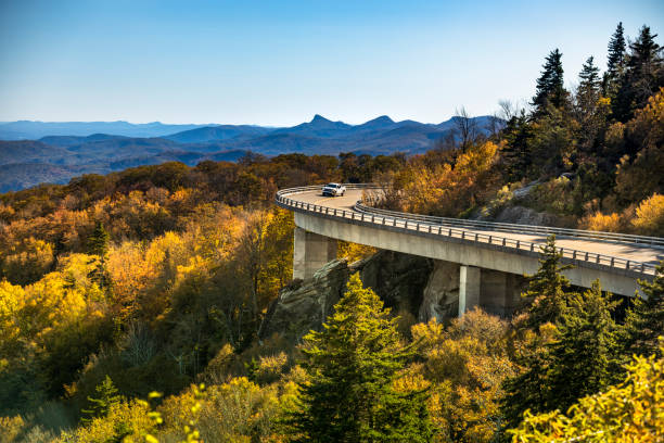 Linn Cove Viaduct Blue Ridge parkway in autumn Cars travel on the Linn Cove Viaduct highway road on the Grandfather Mountain along the Blue Ridge Parkway in autumn North Carolina USA shenandoah national park photos stock pictures, royalty-free photos & images