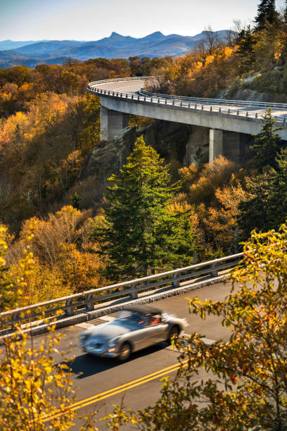 linn cove viaduct blue ridge parkway in autumn - shenandoah national park imagens e fotografias de stock