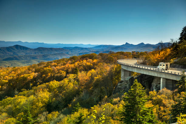 viaduc de linn cove, promenade blue ridge à l’automne - great smoky mountains great smoky mountains national park forest appalachian mountains photos et images de collection