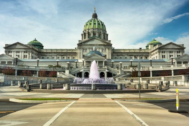 Pennsylvania State Capitol Complex Harrisburg Building exterior and fountain of the Pennsylvania State Capitol building in downtown Harrisburg USA harrisburg pennsylvania photos stock pictures, royalty-free photos & images