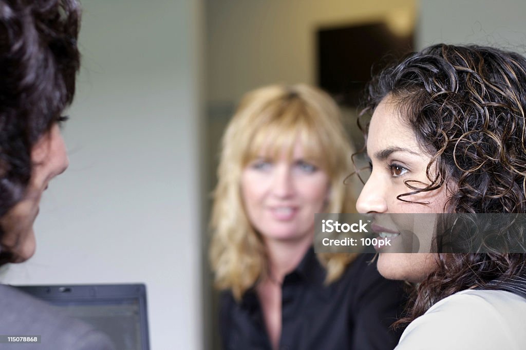 Concentre-se em uma mulher de negócios em grupo de três - Foto de stock de Reunião royalty-free