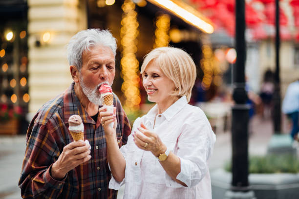 couples partageant la glace - ice cream people food recreational pursuit photos et images de collection