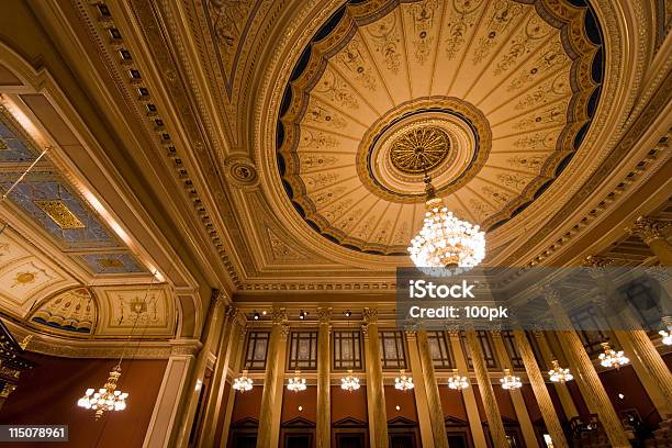 Warten Auf Stockfoto und mehr Bilder von Konzerthaus - Konzerthaus, Kronleuchter, Musik