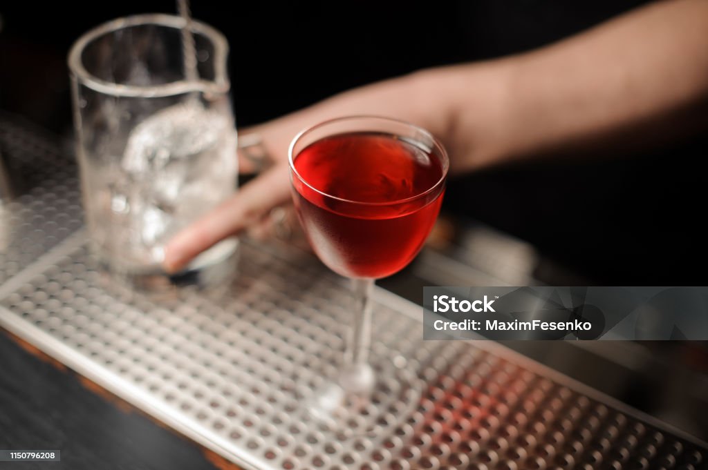 Cận cảnh đồ uống có cồn và bàn tay bartender với ly - Trả phí Bản quyền Một lần Buổi tối - Thời gian trong ngày Bức ảnh sẵn có Cận cảnh đồ uống có cồn và bàn tay bartender với ly - Trả phí Bản quyền Một lần Buổi tối - Thời gian trong ngày Bức ảnh sẵn có