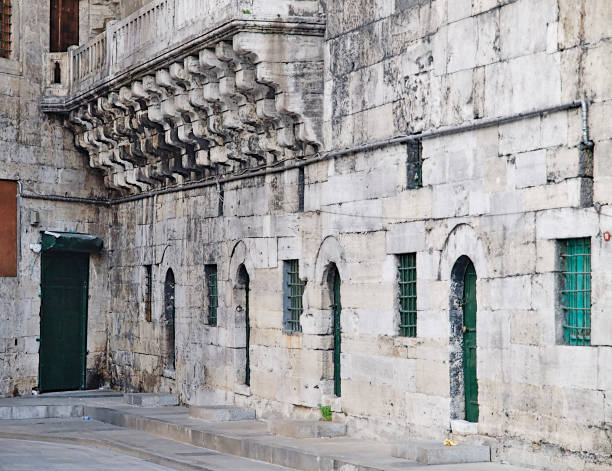 antiguo detalle del edificio clásico, estambul, turquía. - staircase steps istanbul turkey fotografías e imágenes de stock