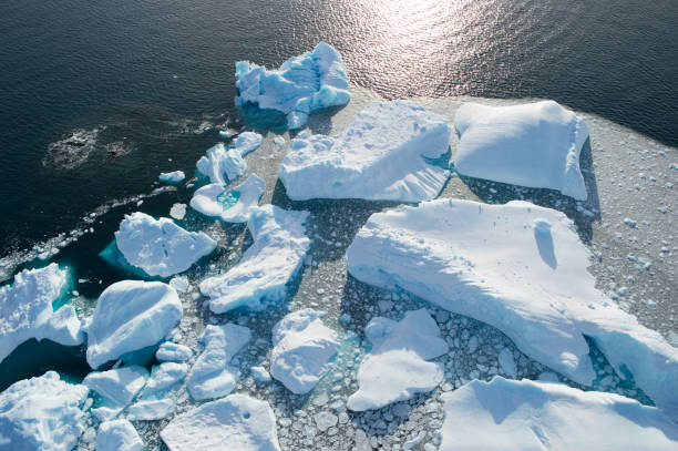 vue aérienne des icebergs, fondant sur l’eau - iceberg antarctica glacier melting photos et images de collection
