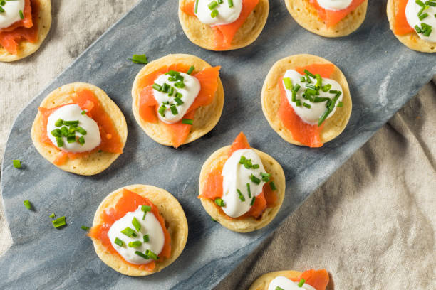 cóctel de salmón ahumado casero blinis - blini fotografías e imágenes de stock