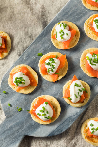 홈메이드 훈제 연어 칵테일 블 링이 - blini 뉴스 사진 이미지