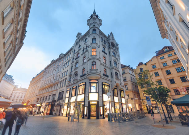 colorida calle en viena durante el atardecer - opera house opera stage theater european culture fotografías e imágenes de stock