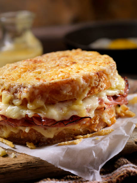 croque monsieur, sanduíche de queijo grelhado com presunto da floresta negra, gruyere e molho bechamel - hollandaise sauce fotos - fotografias e filmes do acervo