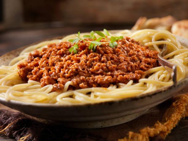 spaghetti vegetariani alla bolognese con sostituto della carne proteica a base vegetale - ragù foto e immagini stock