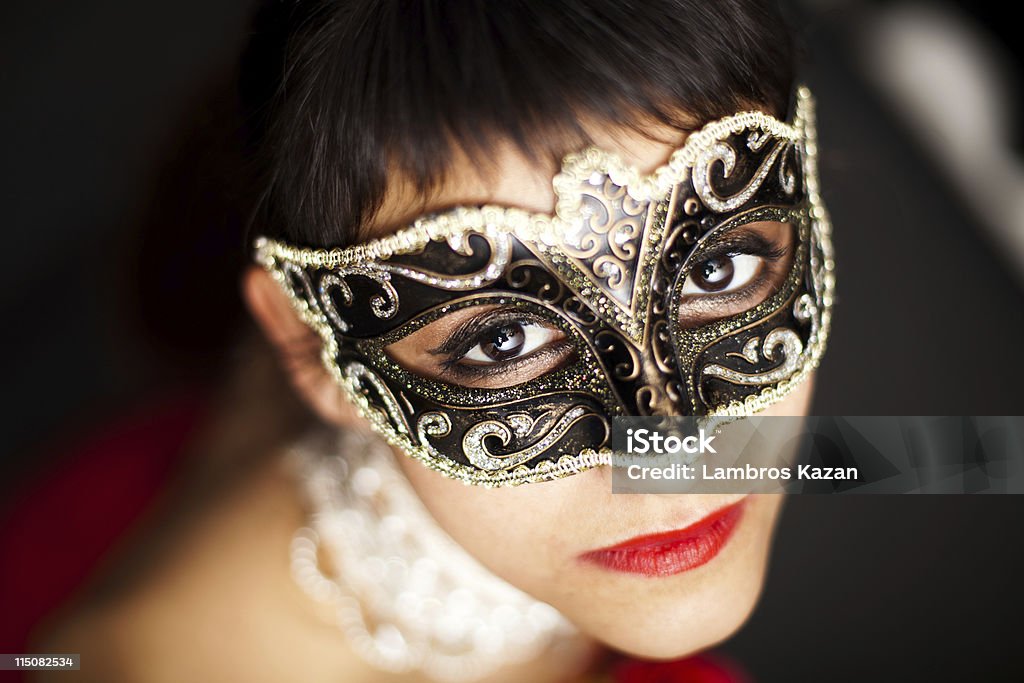 Mulher vestindo uma máscara, olhando para cima - Foto de stock de Baile royalty-free