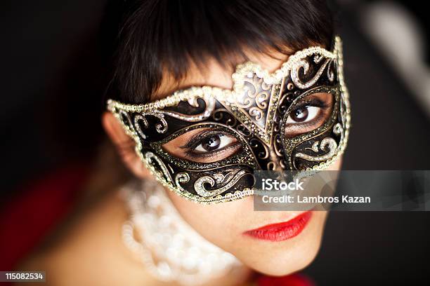 Mulher Vestindo Uma Máscara Olhando Para Cima - Fotografias de stock e mais imagens de Baile noturno - Baile noturno, Veneza - Itália, Mulheres