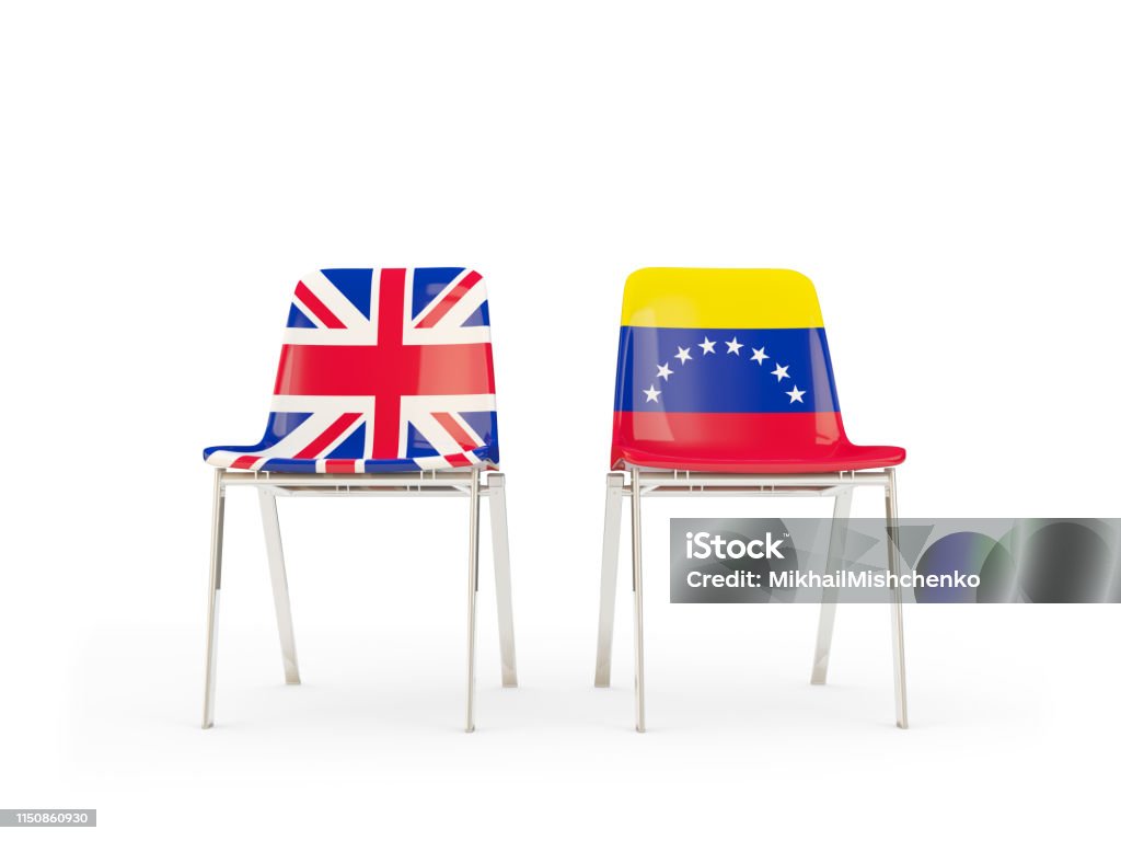 Zwei Stühle mit Flaggen von Großbritannien und venezuela isoliert auf weiß - Lizenzfrei Britische Flagge Stock-Foto