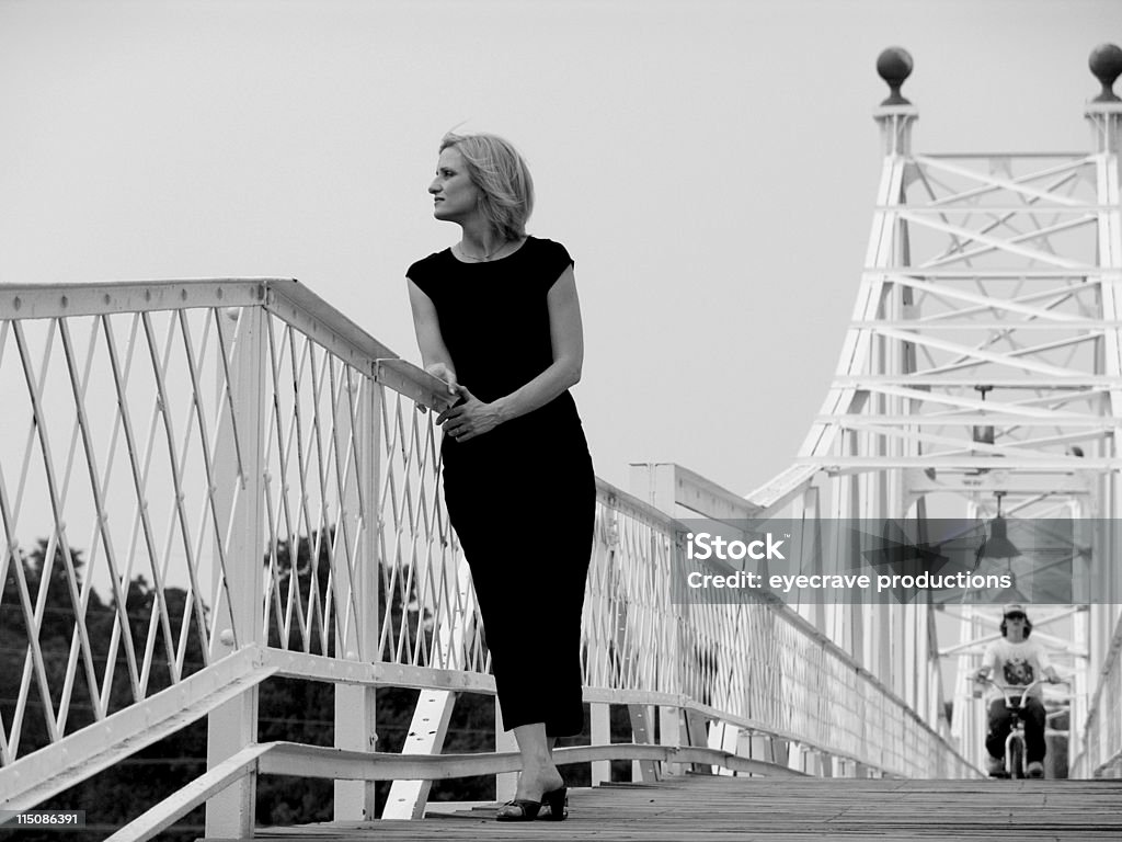 Mujer de un pasaje peatonal. - Foto de stock de Puente - Estructura creada por humanos libre de derechos