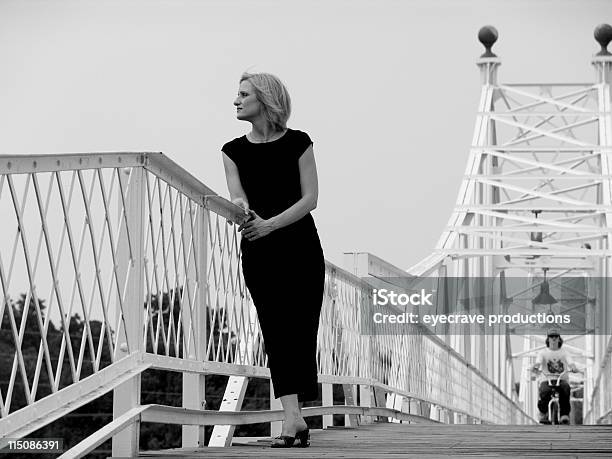 Mujer De Un Pasaje Peatonal Foto de stock y más banco de imágenes de Puente - Estructura creada por humanos - Puente - Estructura creada por humanos, Andar, Andar en bicicleta