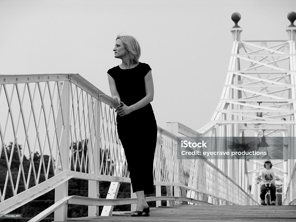 Kobieta przejściem - Zbiór zdjęć royalty-free (Most - Konstrukcja wzniesiona przez człowieka)