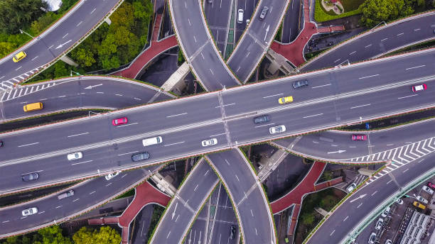 高速道路ジャンクションの航空写真図形文字 x 十字。輸送コンセプトの木がある橋、道路、または街路。中国・上海市街地における建築の構造形状 - aerial view shanghai technology multiple lane highway ストックフォトと画像