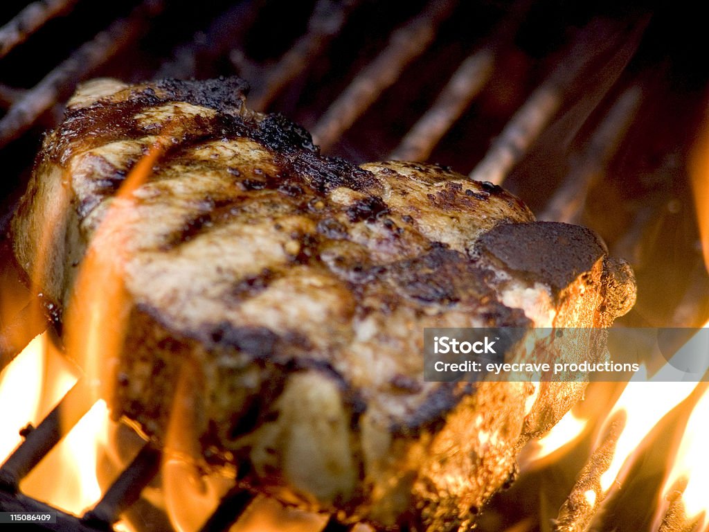 Koteletts vom grill mit Flammen - Lizenzfrei Dicht Stock-Foto