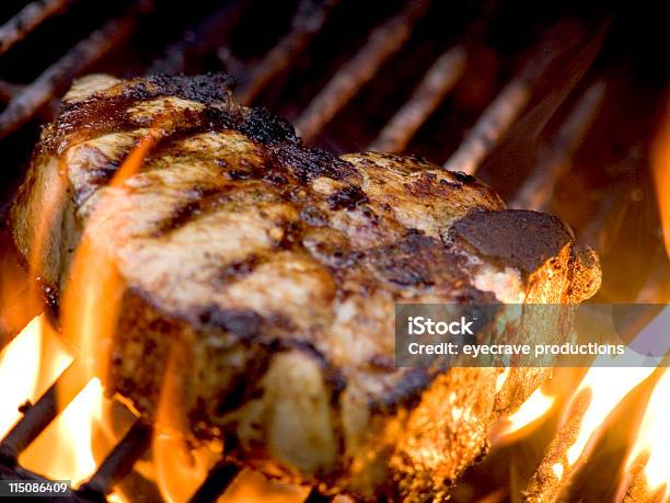 Koteletts Vom Grill Mit Flammen Stockfoto und mehr Bilder von Dicht - Dicht, Steak, Einzelner Gegenstand