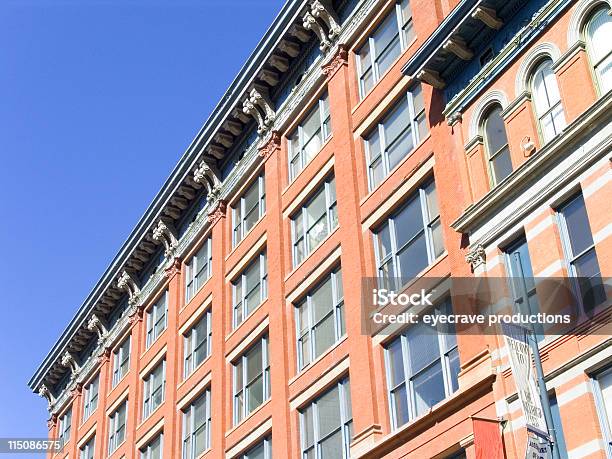 La Arquitectura Urbana Edificio De Ladrillo Rojo Foto de stock y más banco de imágenes de Piso - Residencia - Piso - Residencia, Acera, Anticuado