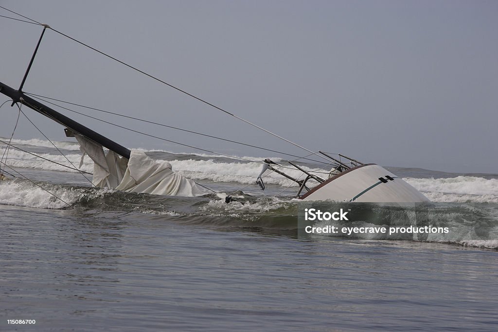 オーバーターン深めの帆船 - ハリケーンアンドリューのロイヤリティフリーストック�フォト
