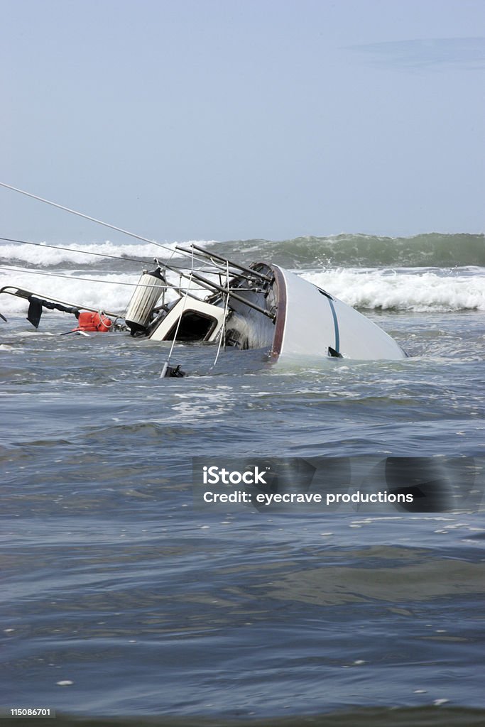 overturned versenkt Segelboot - Lizenzfrei Wasserfahrzeug Stock-Foto