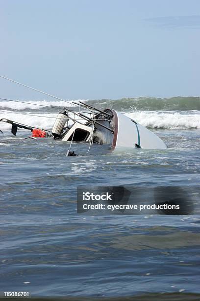 Overturned Versenkt Segelboot Stockfoto und mehr Bilder von Wasserfahrzeug - Wasserfahrzeug, Naturkatastrophe, Tsunami