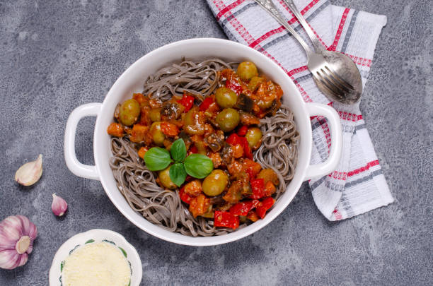 buchweizennudeln mit gemüse - italian cuisine gluten free food tomato herb stock-fotos und bilder