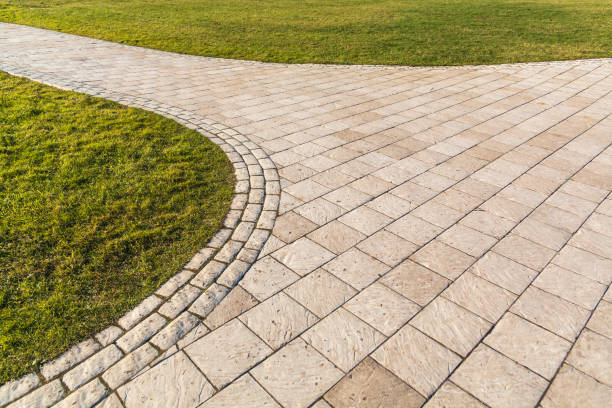 zakrzywiona ścieżka w kształcie fali na trawie w parku. wyłożone płytkami o różnych kształtach. - patio stone footpath formal garden zdjęcia i obrazy z banku zdjęć