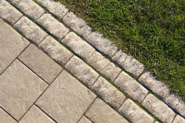 superficie pavimentada con azulejos de carretera.  losas de hormigón de diferentes formas similares a la piedra natural. vista superior - sidewalk brick patio floor fotografías e imágenes de stock