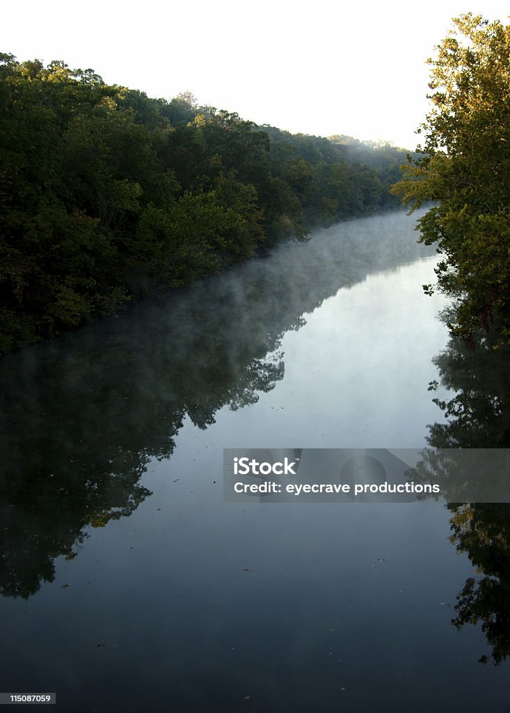 Wcześnie rano river bend - Zbiór zdjęć royalty-free (Błyszczący)