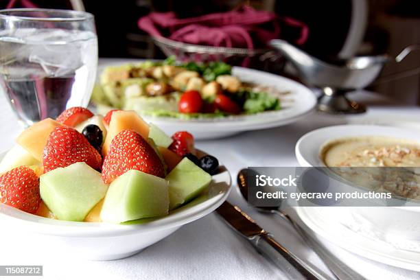 Gesundes Mittagessen Essen Essen Suppe Salat Und Obst Stockfoto und mehr Bilder von Crouton