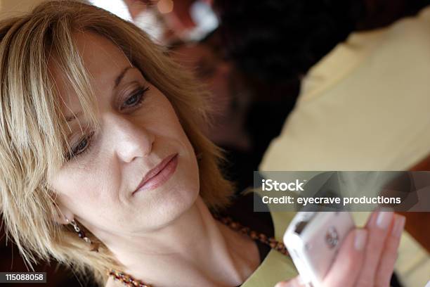 Foto de Meio Envelhecido Mulher Retrato De Telefone Celular e mais fotos de stock de Adulto