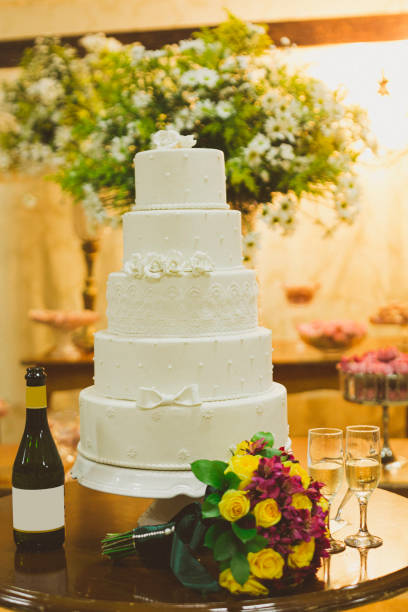 torta nuziale panoramica con fondo da tavolo decorato con fiori e dolci brasiliani - wedding reception wedding cake wedding cake foto e immagini stock